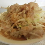 ラーメン北郎 - ラーメン(小)裏側。脂身が乗っているのが見える。