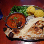 タンドールバル カマルプール - 海老と茄子カレー（辛口）750円（税込）サラダ、ナン、ライス大盛