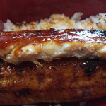 うなぎの緒里 - 2016年5月中旬  得うな重の鰻の半身。ふっくら皮はパリパリ。