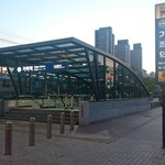 cafe SKENE - カジャ駅4番出口。目の前の横断歩道を渡って、右へ歩いていきます。