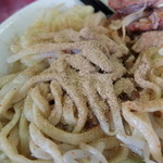 ラーメン二郎 - 魚粉投下