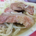 ラーメン二郎 - 豚の厚み