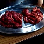 大衆焼肉 ジンギスカン - 右がジンギスカン、左がはらみ