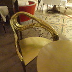 Restaurant Le Dali - 椅子の脚が3つなのでこれは座れませんと言われたダリのイメージの椅子