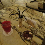 Restaurant Le Dali - オリジナルのジュースとストローとチョコ