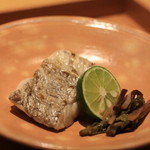 いち太 - 巨大な太刀魚をシンプルに塩焼き　一工夫した山菜を添えて