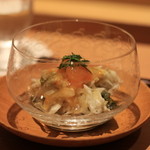 いち太 - ワタリガニをお出しと黄身と若芽とで。よーく混ぜていただきます♡