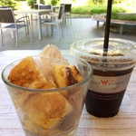 WILLER EXPRESS Cafe - モーニングセット(フレンチトースト)。窓際の席からテラス側を写す。木々の緑が心地いい。