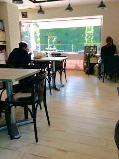 WILLER EXPRESS Cafe - 店内風景。モノトーンが基調のコンパクトな空間。
