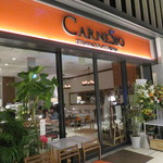 Carnesio - オレンジの明るいファサードが印象的な外観