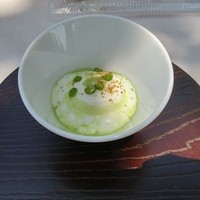 ラ・テラス - シェブールチーズ エンドウ豆 玉葱のチップス エンドウ豆のソースをそそいで