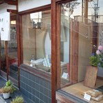 ヒノデ阿免本舗 - ディスプレイも歴史と風格があります