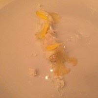 エスキス - フランス産ホワイトアスパラガス　イタリア産ブラータチーズ　カリフラワーと菊の花　
