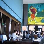 ニューヨーク・グリル - 最上階なので、天井が高く、開放感溢れる空間