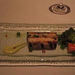 タワーズレストラン クーカーニョ - ナスとトマトで挟んだタラバ蟹のミルフィーユ仕立て