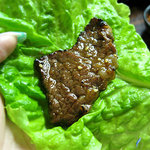 ホルモン牛若 - サンチュに巻いて