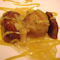 ラ・ボンバンス - フォアグラソテーとカリーメンチ　モッツアレラチーズ野菜のソース