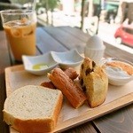 エコモ ベーカリー ヨコハマ モトマチ - モーニング　ヨーグルト付け