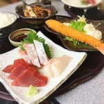 千秋丸 - Sランチ☆

季節のお刺身、魚の煮物、大海老フライ♫
お刺身は、もちろんどれも新鮮で脂のり抜群！煮魚が旨すぎる♡
海老もデカくてぷりぷり~♫
٩(๑>؂<๑)۶