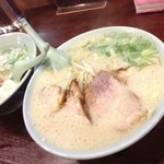 珍竜軒下関本店 - ラーメン小盛500円（左）
            ラーメン大盛800円（右）