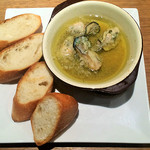 クラフトビアブリム - 広島産カキのアヒージョ（800円）