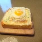 クラフタル - 肉料理：パンの上にはウズラ卵の目玉焼き