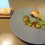 肉料理：ウズラ（パンの上にはウズラ卵の目玉焼き）