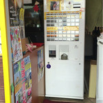 Bai Mmi Sando Icchi - レジ横の券売機はこんな感じ、レジ上には自家製クッキーなんかも置いてあります