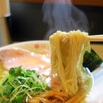 はつがい商店 - 中細のストレート麺はもっちりとプチプチの中間ぐらい