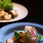 カサブランカシルク - 奥：フォーセットの小菜　手前：ランチセットの前菜の春巻き
