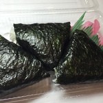 ベイコック - 3連おにぎり、梅（種有り）+こんぶ+鮭フレーク、桃色大根付き　240円税込み