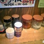アメ横家 - 卓上にはたくさんの調味料♪