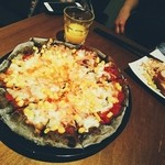 ニコリ キッチン - コーンとチーズのトマトピザ(炭生地)