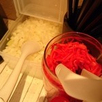 濃厚商店 - 卓上の無料トッピングである刻み玉ねぎと紅生姜