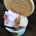 Arima gelateria Stagione - 生いちごミルクとナッツ・ナッツ炭酸せんべいトッピング