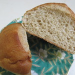 Hearth Brown - 小麦ふすまを配合した湯捏生地を焼き上げモチッとした食感を出したパンです。
                      