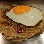 Okonomiyaki Teppanyaki Rikimaru - 「肉玉そば」（650円）（目玉焼き載せスタイルを選択）
