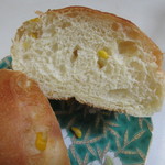 Hearth Brown - スイス産発酵バター入りのマーガリンを使った生地にトウモロコシの練りこんで焼き上げたパンです。
                      