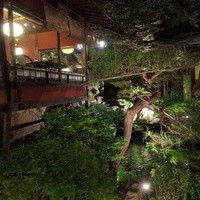 とうふ屋うかい 鷺沼店 - 中庭を囲むように個室が