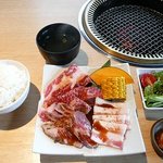 本格黒毛和牛焼肉　牛屋紋蔵 - 焼肉ランチ￥980