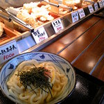 丸亀製麺 - 魅惑的な天ぷらが並ぶ