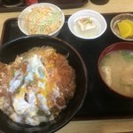 なかよし - カツ丼、ミニサラダ、ミニ冷や奴、味噌汁付き