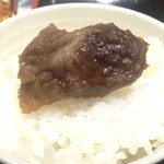 完全個室 牛の達人 秋葉原店 - A5ランクの端切れ肉とはいえ、こんな分厚い肉が入ってることも！