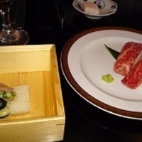 雪月花 彦根 - 近江牛と滋賀野菜の前菜盛合せ（左）　近江牛赤身炙り握り寿司(右）