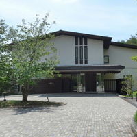レストラン 竜神亭 - 手入れの行き届いた駐車場から建物へ
