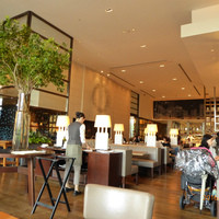 グランド キッチン - 天井の高い店内