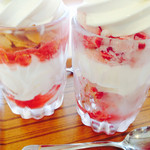 農園カフェ - ①シャリシャリ苺のソフトクリーム②苺ソースとヨーグルトのソフトクリーム　