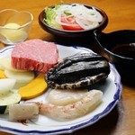 腰牛排套餐搭配黑鲍鱼和特选黑毛和牛。可以加500日元换成鱼片。