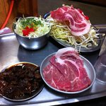 味福 - 自分焼きスタイルが基本なので、こんな感じで運ばれてきます。