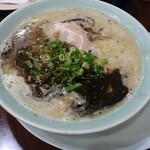 ラーメン 一徹 - 黒マー油とんこつラーメン こちらも具材は少なめ。